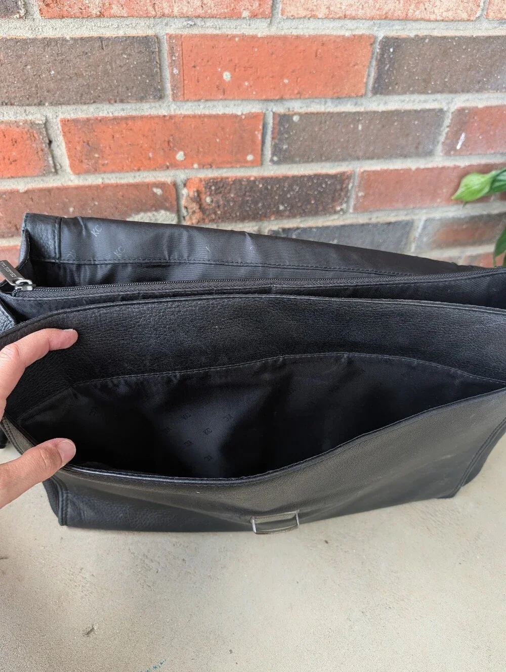 Vintage Y2K Kenneth Cole Pebble Leather Messenger Briefcase Crossbody, Black
